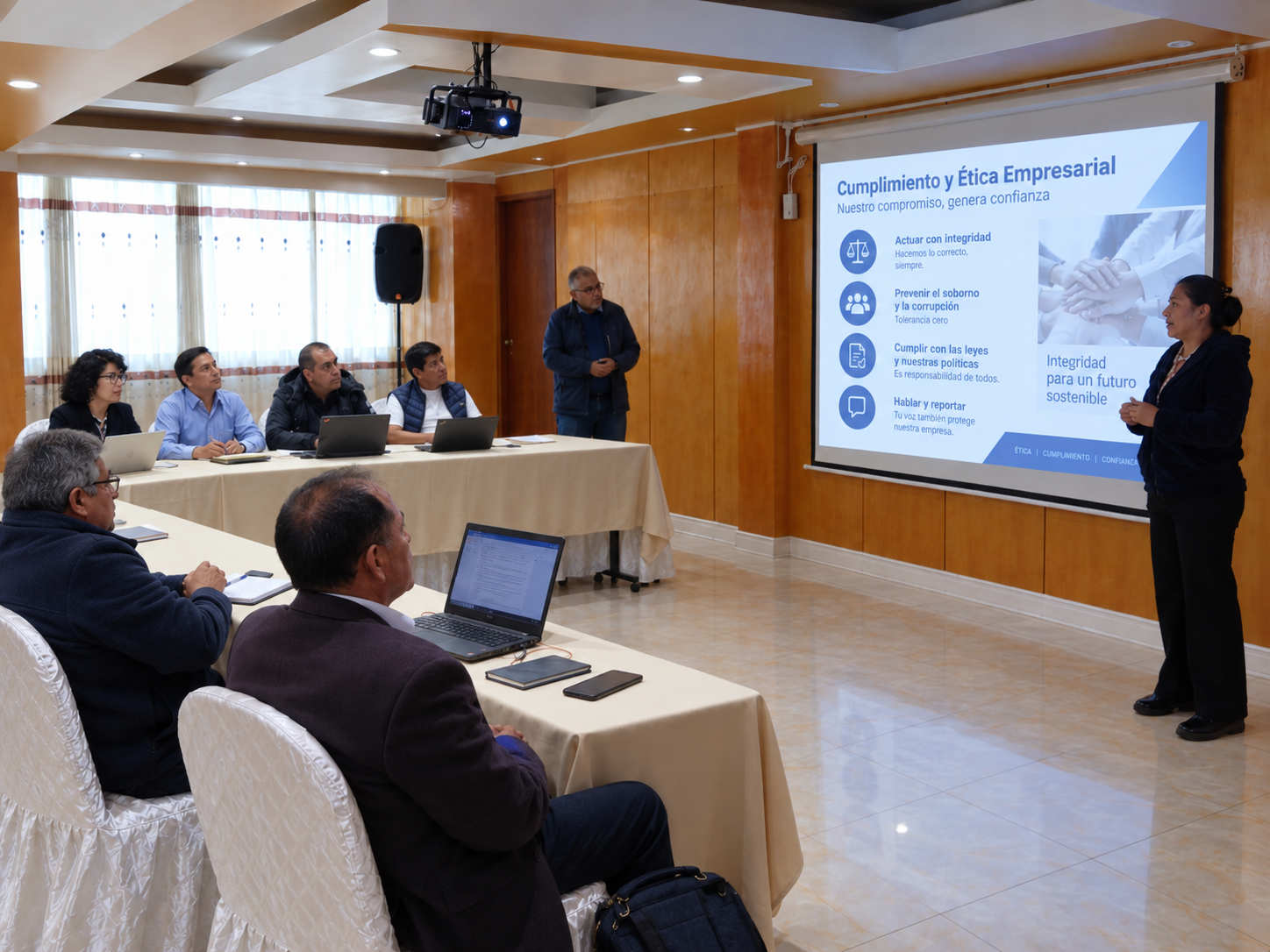 Ingeniera exponiendo durante capacitación de ética y cumplimiento ICA