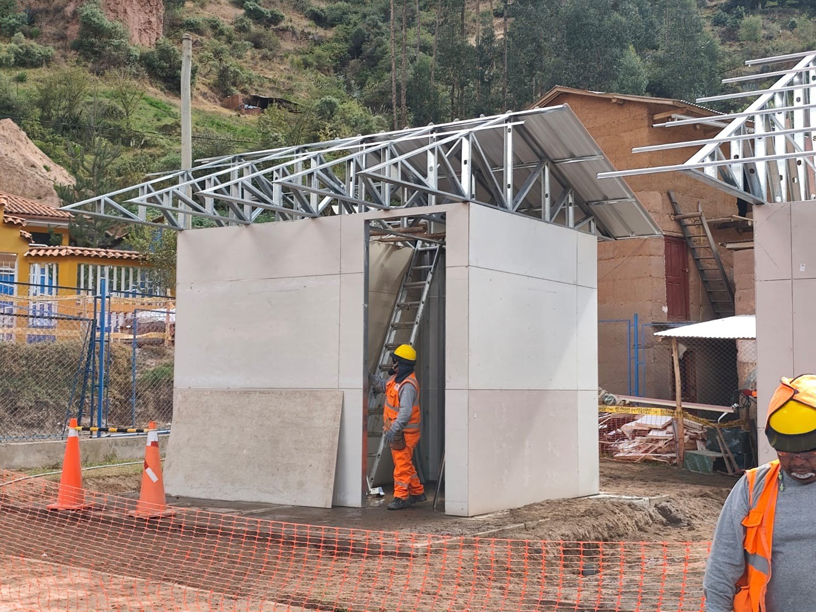 Módulo con estructura y cobertura metálica